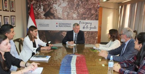 Ministro Bertoni recibe a representantes de FIDA en el MAG
