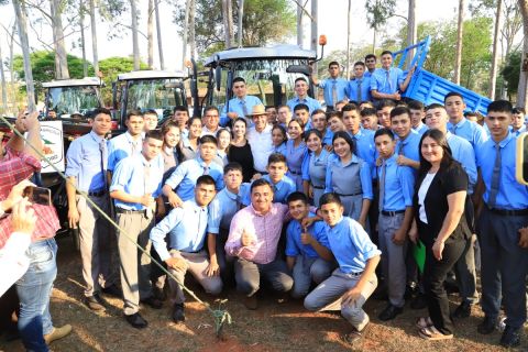 MAG fortalece las escuelas agrícolas de San Pedro, con entrega de insumos e implementos agrícolas