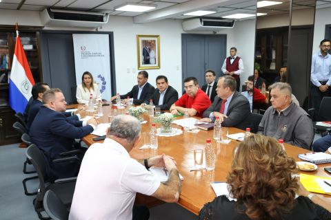 Ministro Giménez participa en mesa de diálogo y respalda el pedido de trabajadores del programa 