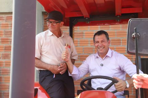 Unas 500 familias tendrán una mejor producción con la entrega de tractor e implementos tecnológicos