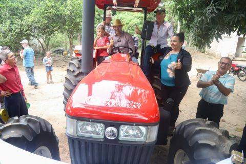 Cordillera: Entrega de tractor con implementos agrícolas