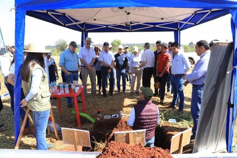 Alumnos de la Escuela Agrícola de Minga Guazú reciben capacitación en manejo y conservación de suelo
