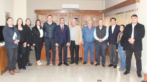 Ministro Giménez se reúne con representantes del sector yerbatero