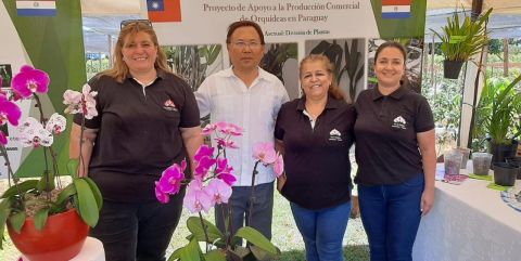 Floricultores asistidos por el MAG, participan de la expo Hortipar en Alto Paraná