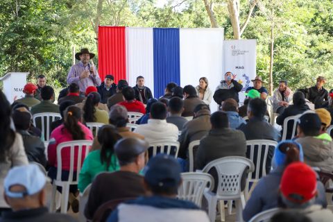 Agricultores de Yby Pyta reciben tractores e implementos agrícolas para potenciar su producción