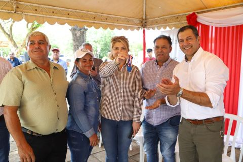 Gobierno entrega tractor, sembradora e insumos a productores de San Pedro