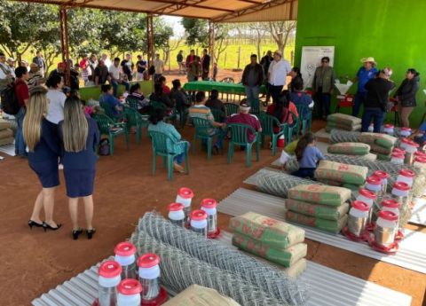 Capacitación y entrega de insumos a comités de productores en Paraguarí y Amambay