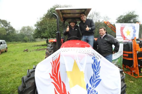 En Yhú, el MAG entrega tractor y destaca a Caaguazú como motor de la agricultura familiar