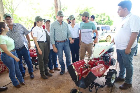 Gobierno entregó implementos y semillas de tomate a productores de Cordillera