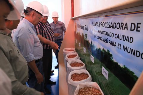 Ministro visitó fábrica procesadora de maní en Caaguazú